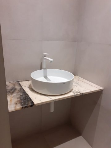 Pose d'un lave mains sur plan en marbre dans une maison à Saint Didier 