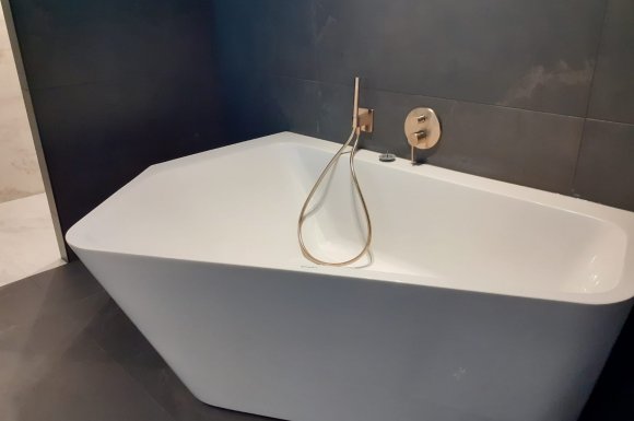 Pose de robinetterie en Bronze dans une baignoire à Saint Didier 