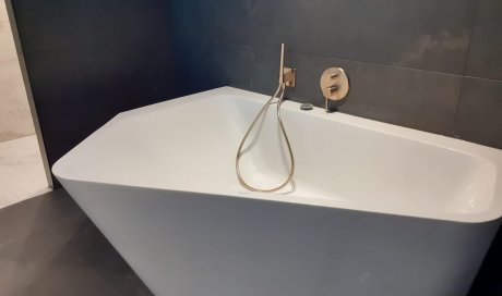 Pose de robinetterie en Bronze dans une baignoire à Saint Didier 