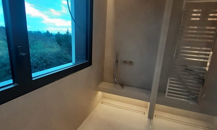 Rénovation complète d'une salle de bain dans une maison à Charly 