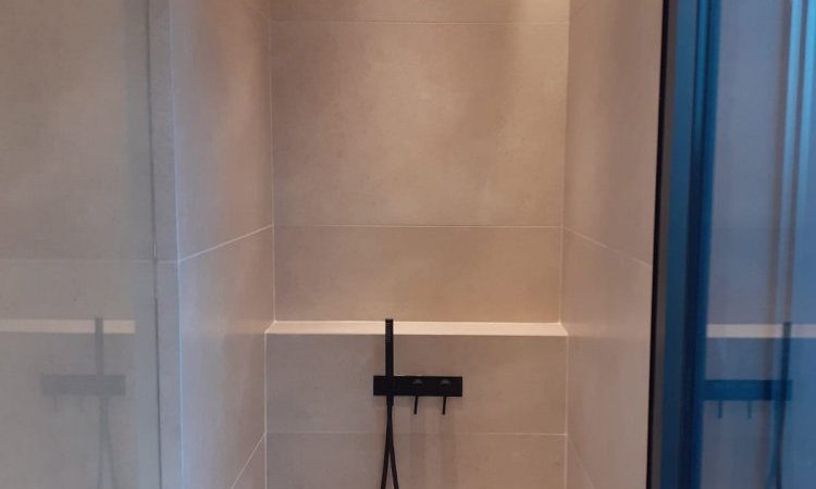 Rénovation complète d'une salle de bain dans une maison à Charly 