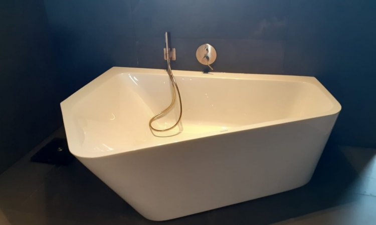 Création d'une salle de bain avec baignoire et lavabo à Limonest