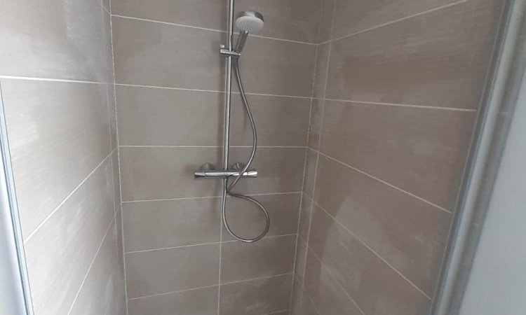 Création d'une salle de bain complète dans une maison dans le beaujolais 